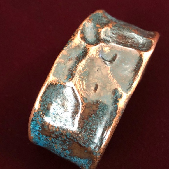 Handcrafted hammered Verdigris copper cuff - Picture 3 of 4